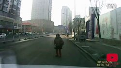 Leute die gegen und auf Autos hüpfen leute die gegen und auf autos hu