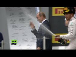 lewis hamilton bespritzt putin m