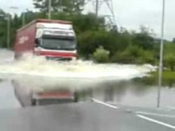 lkw faehrt bzw schwimmt durch ei