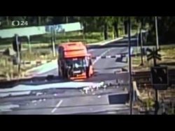 lkw faehrt ueber bahnuebergang u