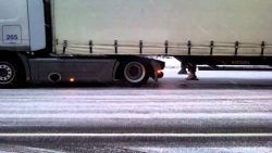 LKW mit Sommerreifen im Winter unterwegs lkw mit sommerreifen im winter u