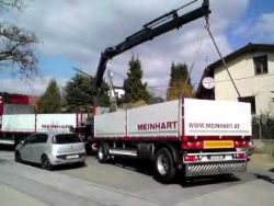 LKW parkt sich selbst um auf der Straße lkw parkt sich selbst um auf der
