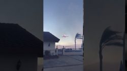 loeschflugzeug wirft rotes wasse