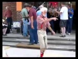 lustig tanzender opa