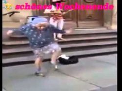 lustige oma tanzt auf der strass