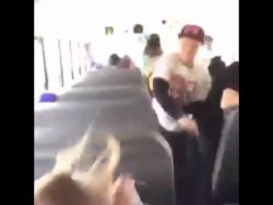 Mädchen bekommt Apfel an den Kopf maedchen bekommt apfel an den ko