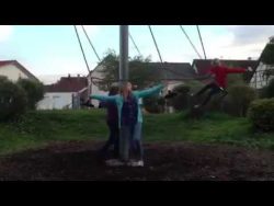 maedchen bekommt schaukel an den