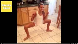 maedchen geht komisch und schaut