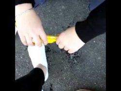 Mädchen kleben sich die Füße am Boden fest maedchen kleben sich die fuesse