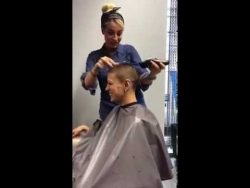 maedchen laesst sich glatze mach