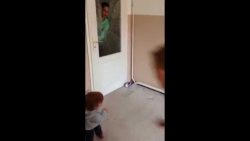 Mädchen schlägt Scheibe ein maedchen schlaegt scheibe ein