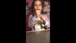 maedchen zeigt einen tollen zaub