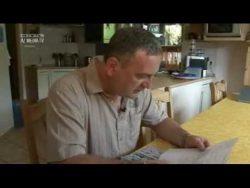 Malermeister liest Bewerbungsschreiben von Immigranten vor malermeister liest bewerbungssch