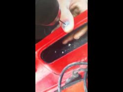 Mann bohrt sich in den Daumen mann bohrt sich in den daumen