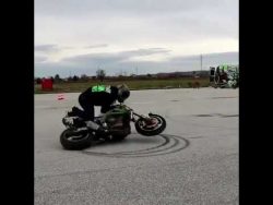 Mann dreht sich mit Motorrad und läuft gegen Laterne mann dreht sich mit motorrad und