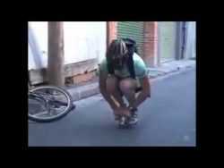 Mann fährt auf Mini-Fahrrad mann faehrt auf mini fahrrad