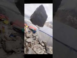 Mann fast von Felsbrocken im Camp getroffen mann fast von felsbrocken im cam