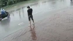 mann pinkelt auf die strasse und