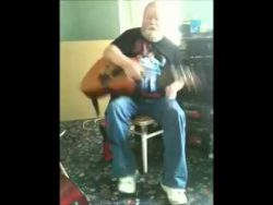 Mann rastet aus weil er keine Gitarre spielen kann mann rastet aus weil er keine gi