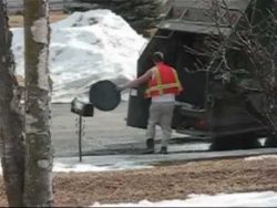 mann rastet in der arbeit aus