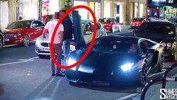 mann rennt auf lamborghini avent