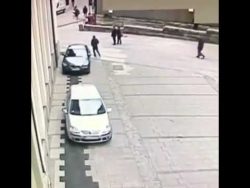 mann rennt bzw stolpert gegen au