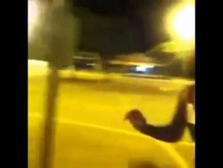 mann rennt gegen schild