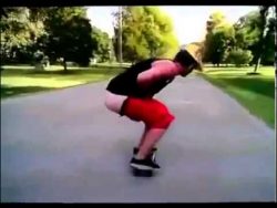 mann scheist beim skateboard fah