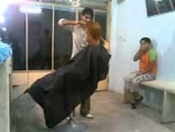 Mann schläft beim Friseur mann schlaeft beim friseur