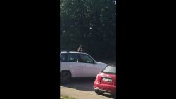 mann schlaegt autoscheiben ein k