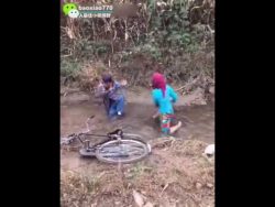 mann tritt frau vom fahrrad beim