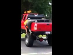 mann turnt auf einem jeep