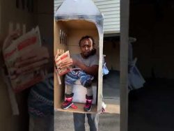 Mann verkleidet sich als Toilettenkabine für Halloween mann verkleidet sich als toilett