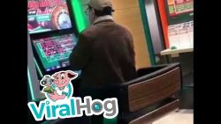 Mann verliert beim Roulette am Automaten mann verliert beim roulette am a