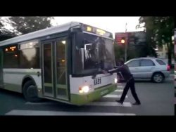 mann will fahrenden bus zu fuss