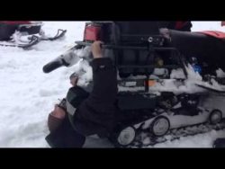 mann wird von schneemobil gefres