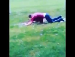 mensch schwimmt ihm matsch