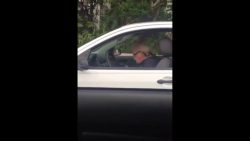 Metal Opa macht Headbanging im Auto metal opa macht headbanging im a