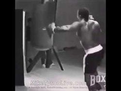 Mike Tyson bearbeitet einen Sandsack mike tyson bearbeitet einen sand