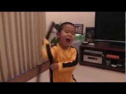 mini bruce lee mit windeln