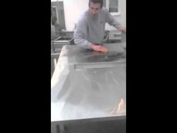 Mit Benzin bei der Arbeit spielen mit benzin bei der arbeit spiele