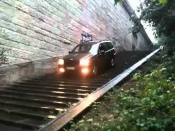 Mit dem Auto die Treppe hinunter fahren mit dem auto die treppe hinunter