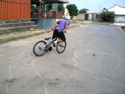 Mit dem Fahrrad driften auf der Strasse mit dem fahrrad driften auf der