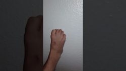 mit dem fuss den mittel finger z