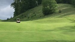 mit dem golf cart durch die luft
