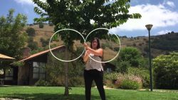 Mit dem Hula Hoop Reifen Tricks machen mit dem hula hoop reifen tricks