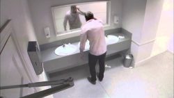 mit dem kopf durch einen spiegel