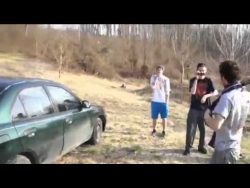 mit dem kopf gegen auto geknallt