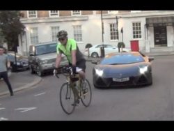 mit dem rad ueber einen lamborgh