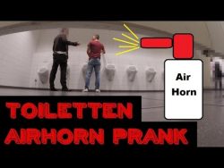 mit der hupe auf dem klo